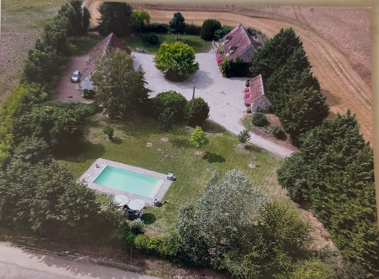 Propriété 10 pièces avec piscine à Chalais (36)